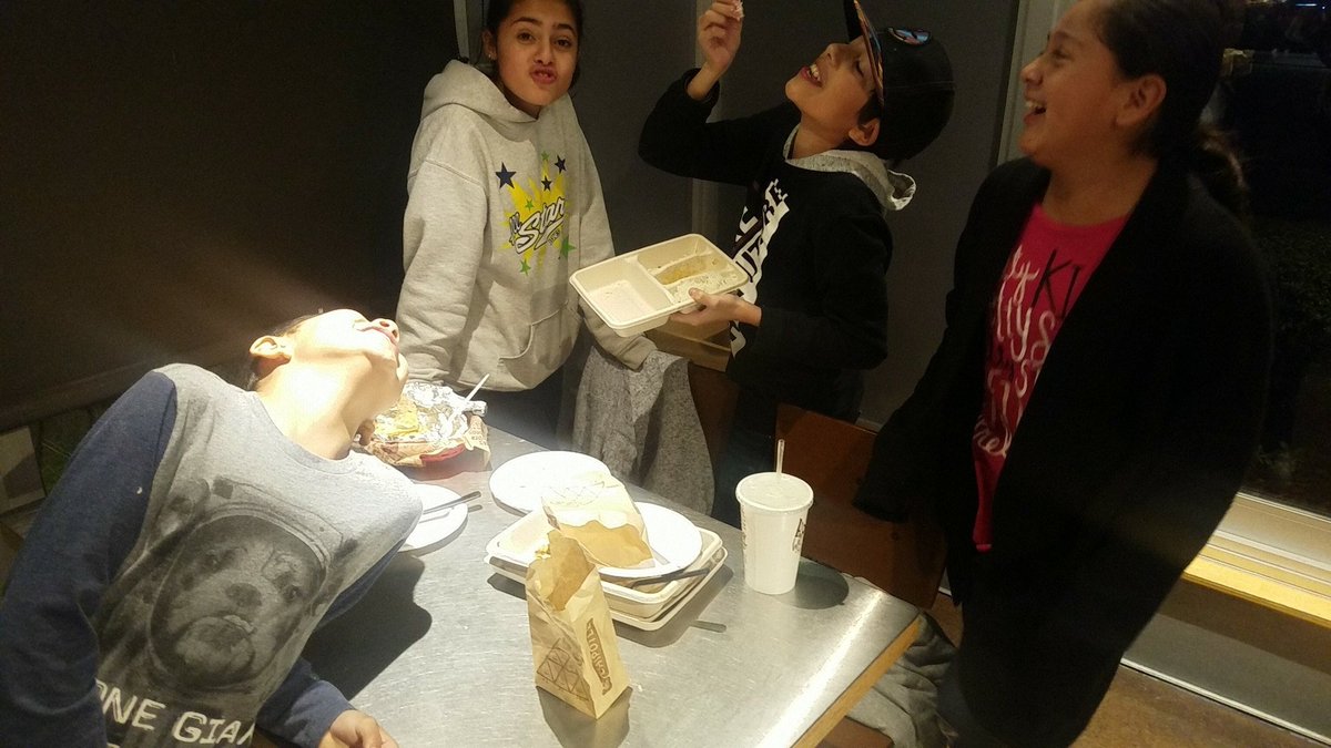 Ms_Jess_80's tweet photo. Supporting Jones PTA! ๐ฏ๐ฎ #LoveChipotle #YumYumYum @JonesAcademy1 @mrsdianewhite https://t.co/OCrhtqWwv0