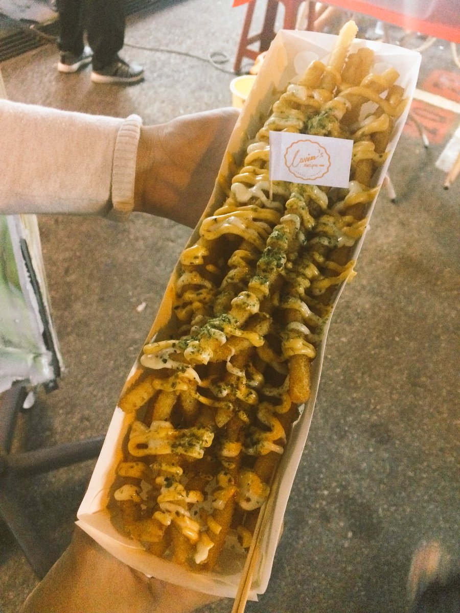 heyfreakppls's tweet photo. yang selalu pergi jonker street dah try big fries ni? sumpah kena try, beli pun sebab rasa tertarik macam mana boleh jadi panjang kentang ni. sekali gigit, confirm nak kunyah lagi. sauce boleh campur, ni minta cheese + thousands island https://t.co/kVMKjCb1Ib