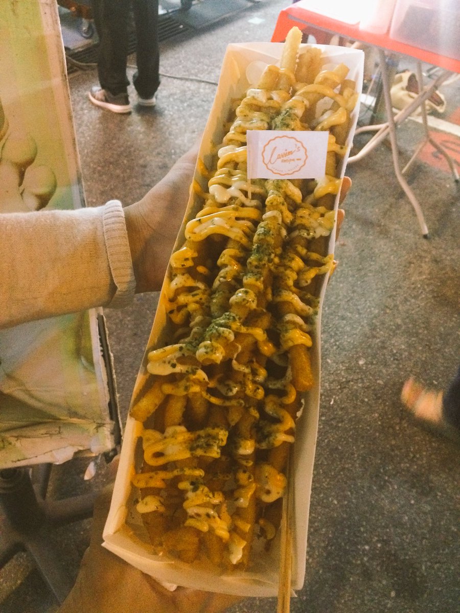heyfreakppls's tweet photo. yang selalu pergi jonker street dah try big fries ni? sumpah kena try, beli pun sebab rasa tertarik macam mana boleh jadi panjang kentang ni. sekali gigit, confirm nak kunyah lagi. sauce boleh campur, ni minta cheese + thousands island https://t.co/kVMKjCb1Ib