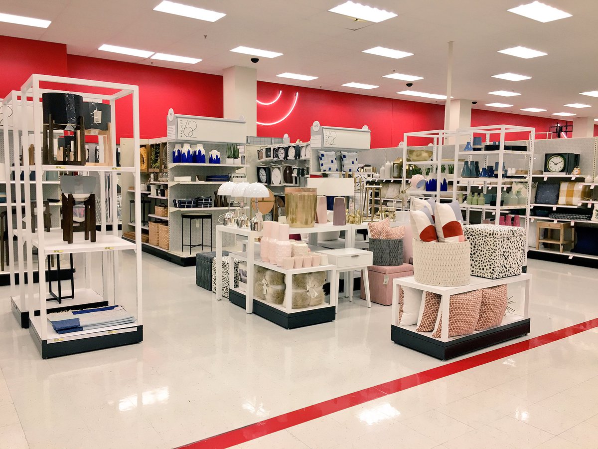 Keeping up with all of my #VMroutines this week! So happy to have this flat merchandised for the guests! #WorkSmarterNotHarder #FillingTheFloor #HomeDecor <a href="/JustinkalebMe/">justin carter</a> <a href="/nikki_j1981/">Nikki Jaskulka</a>