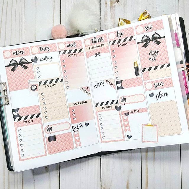 scrapcraftastic's tweet photo. #printandcut two of the Quilted Pink Sampler for this #b6 #travelersnotebook layout on the #wo2p #printableinsert available in the shop at https://t.co/TgmykiOuxc. #livewellandplan https://t.co/SzxmVlKOqa