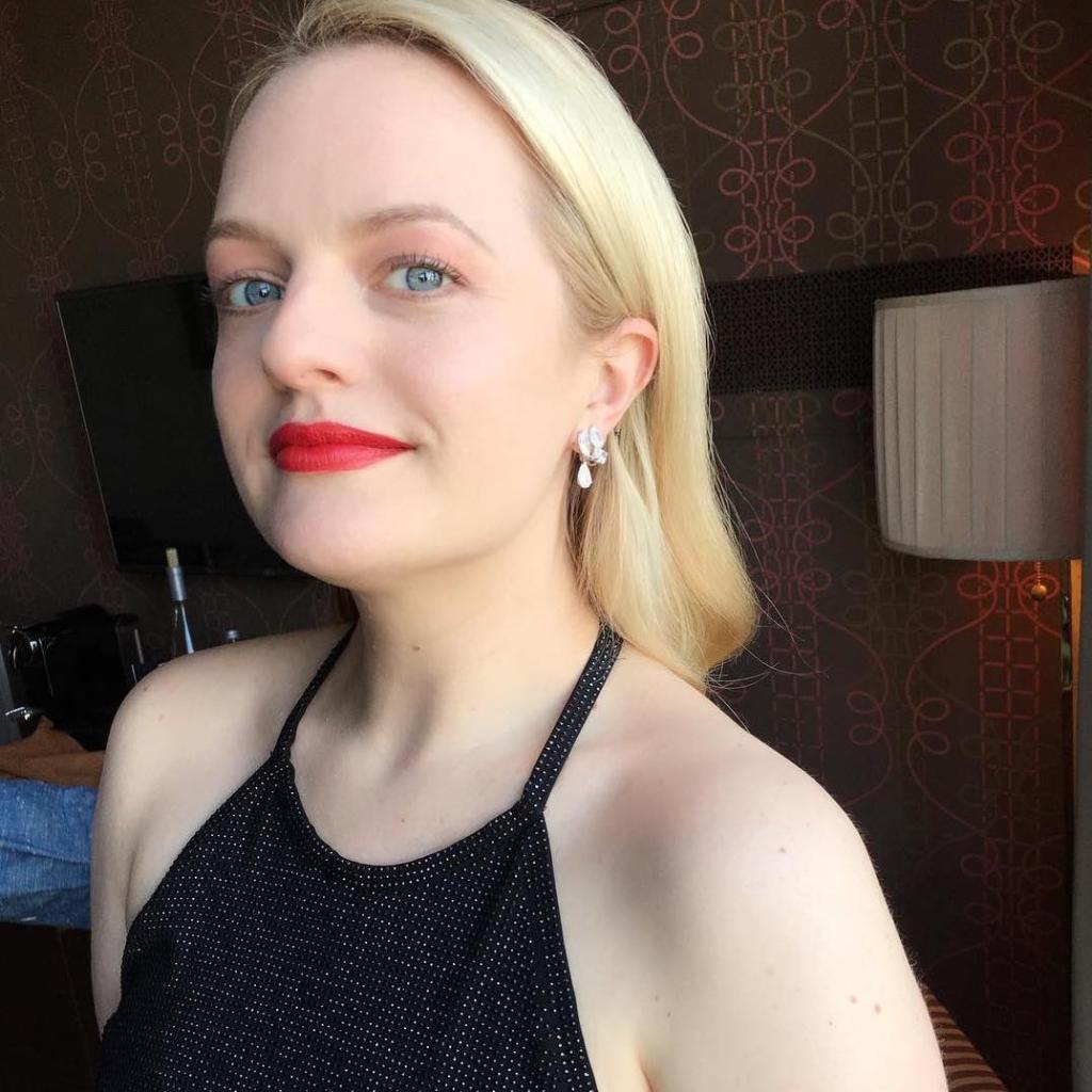 Honest_Beauty's tweet photo. โI love combos of pink and red together so that was my intentions with Lizzie's makeup. Shades of fuchsia on the lid compliments her bright blue eyes where a strong bright matte red finishes the look.โ - @dmartnyc. Congrats Elisabeth on @theacademy nom! #BlurringPowder #StrobeKit https://t.co/BnEUYWx084