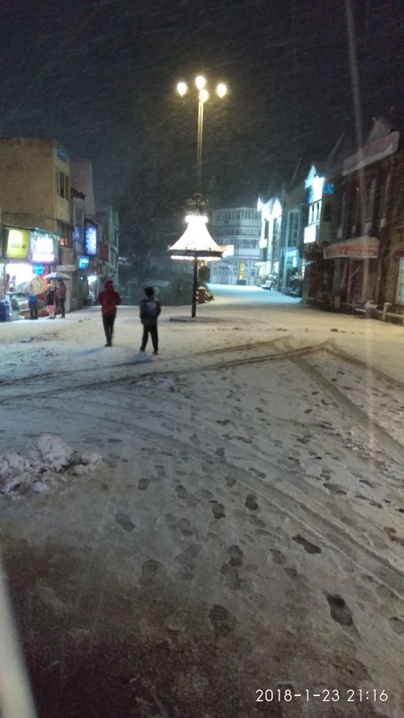 TGFShimla's tweet photo. Let it snow #shimla

❄️🌨️⛄

@PeopleOfShimla 
@lifeinshimla 
@shimlalife 
@hashshimla https://t.co/5qhe0QP7Kg