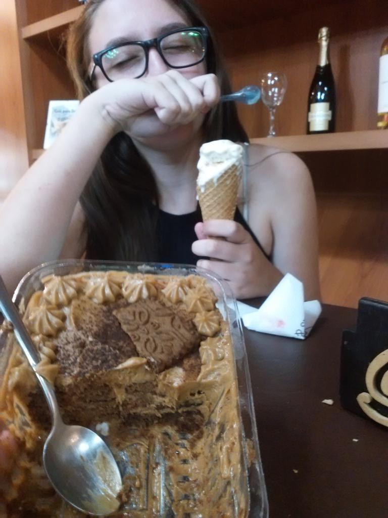 AntonellaBuffe3's tweet photo. Todos buscando la felicidad en otras personas, nosatras ya la encontramos. Te amoo https://t.co/e2yhAb3Pz1