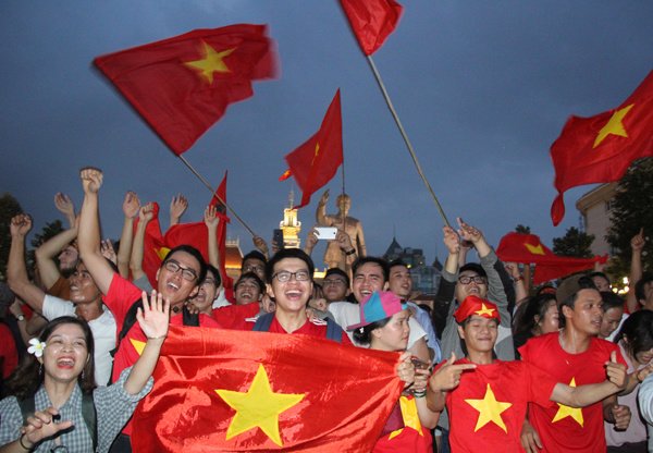 VNEvisaOrg's tweet image. 🇻🇳🇻🇳🇻🇳🇻🇳FANS ACROSS VIETNAM STORM STREETS TO CELEBRATE VICTORY OVER QATAR IN U23 ASIAN CUP

#vietnam #u23asiancup #fans
