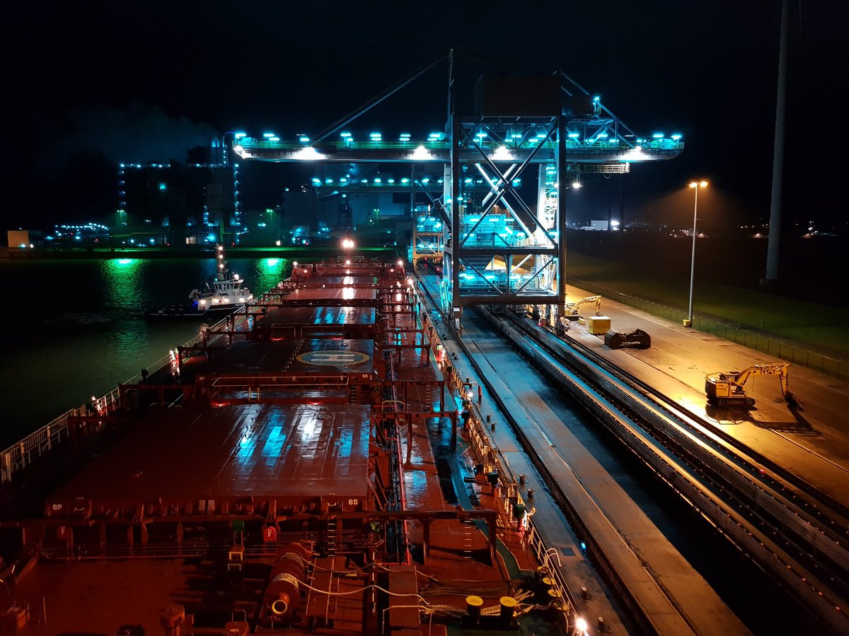 BonteBentheimer's tweet photo. En de Black Pearl ligt ook weer afgemeerd in de #Eemshaven na een geslaagde meetreis van scheepsbewegingen tbv tijpoort berekeningen. @ChartaSoftware https://t.co/WiZuhp2J69