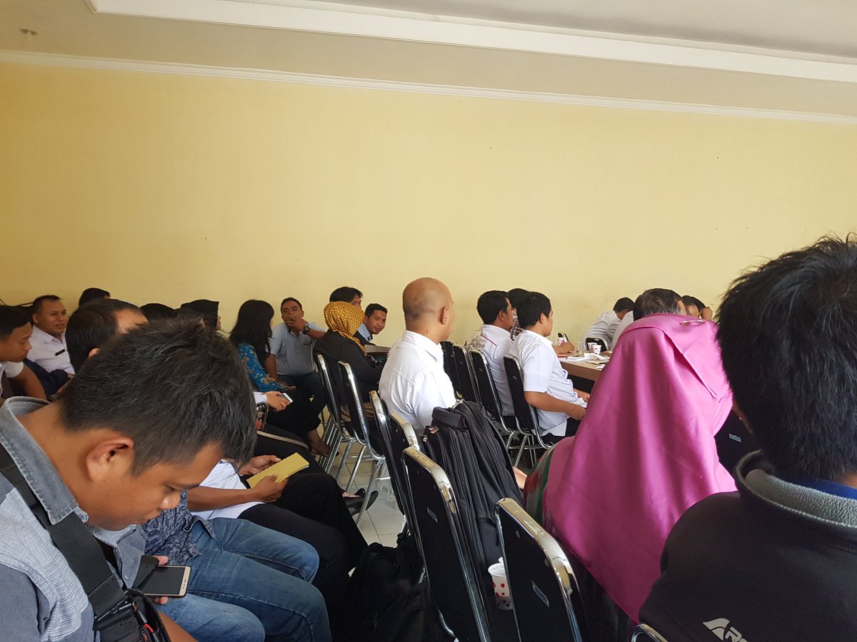 Evril_NOW's tweet photo. Giat Rapat Koordinasi Kasipem, Pendamping dan DPMD terkait DD Tahun 2018.
#BhaktiPendampingDesa
#TPPIJawaTimur
#Bondowoso
#Prajekan
@jokowi @EkoSandjojo @anwsanusi @taufikmadjid71 @fachrilabalado @DewantoAndry @andiono_putra @Mutiatulisti @IcukS4586 @Mohammadhazen11 https://t.co/oVRtdYtYBw