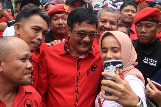 Eks Gubernur DKI Jakarta Djarot Saiful Hidayat enggan berkomentar terkait wacana pengoperasian kembali becak di Ibu Kota. bit.ly/2n7wPwv