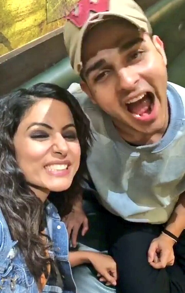 tanu_gupta80's tweet photo. So awesome foursome ๐๐๐ #HinaKhan #Rocky #Vikas #Priyank met yest ๐they r such cuties filled with positivity,love they never hold grudges,enjoy life to the fullest just love their friendship our beautiful #Hiro #PriHinaVi ๐ค @eyehinakhan @lostboy54 @JJROCKXX @ipriyanksharmaa https://t.co/PYZAMau6pV