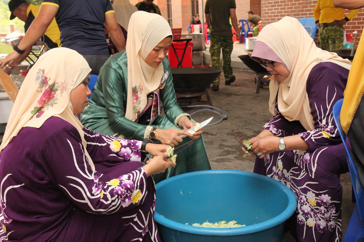 Puan Nastasha Harun, Pengerusi <a href="/PuspanitaRELA/">Puspanita RELA</a>  &amp; ahli Kelab PUSPANITA IPRM turut serta melibatkan diri menyediakan hidangan MAJLIS KESYUKURAN RELA MALAYSIA hari ini. <a href="/KPrelamalaysia/">KP RELA</a> <a href="/zulkifliabidin/">Zul Abidin</a>