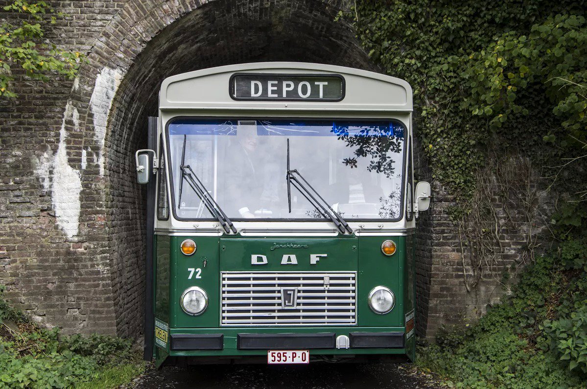 MuseeTransports's tweet photo. Une superbe photo de notre DAF 72 réalisée à l'occasion d'un mariage ! Merci à la famille du marié de nous avoir transmis ce beau souvenir :-) https://t.co/AsakmtF190