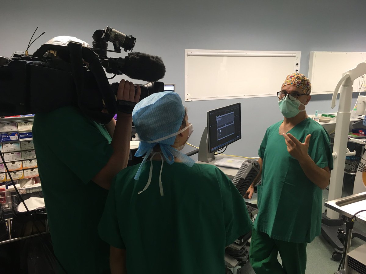 chu_angers's tweet photo. .@TF1 et @valentinepatry en tournage au #CHUAngers🏥 avec le Pr Menei pour le retrait d'une tumeur cérébrale. Le patient sera réveillé pendant l'opération et immergé dans une réalité virtuelle pour tester ses fonctions langagières et éviter les lésions. https://t.co/g4muQDVqbi