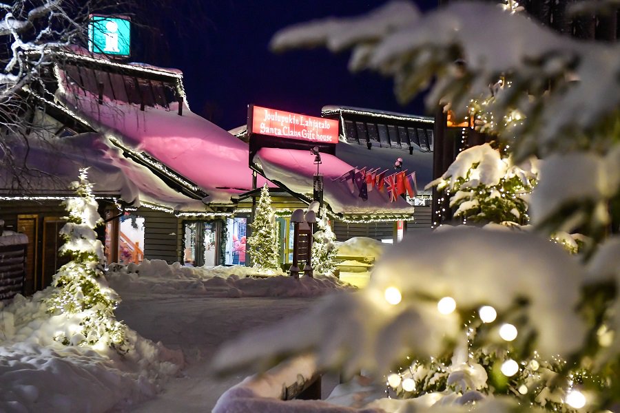 XHNews's tweet photo. Santa Claus Village, located right on the Arctic Circle in Rovaniemi, northern Finland, appears charming at night in the winter https://t.co/EQkYhBq3mX