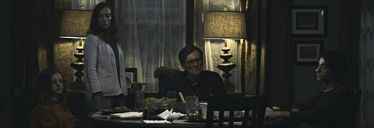 아리 애스터의 Hereditary가 재밌다고 하네. 할머니의 죽음 이후, 그레이엄 가족(토니 콜렛, 가브리엘 번, 밀리 샤피로, 알렉스 울프)은 가족의 숨겨진...