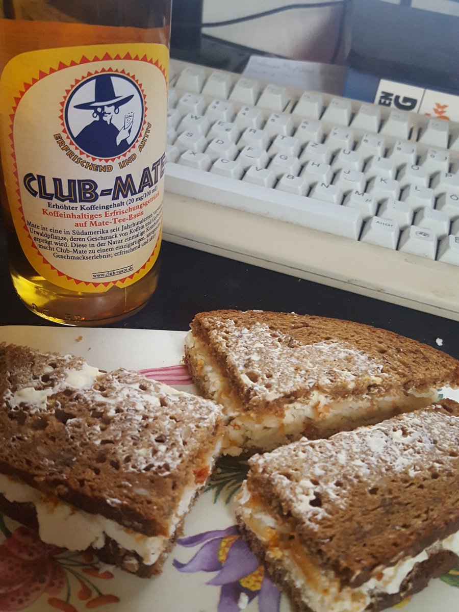emmely_k's tweet photo. Morjen ihr schönen Menschen ❤
Erstmal Frühstück und Mate 😍
(Sandwich mit Feta, Parmesan und roten Pesto als Aufstrich und ein wenig Lätta). Find ich iwie Sau lecker😅
#mate4life
Wünsche euch allen einen schönen Tag 💛❤💜💙💚🖤 https://t.co/j8kcKWFVEy
