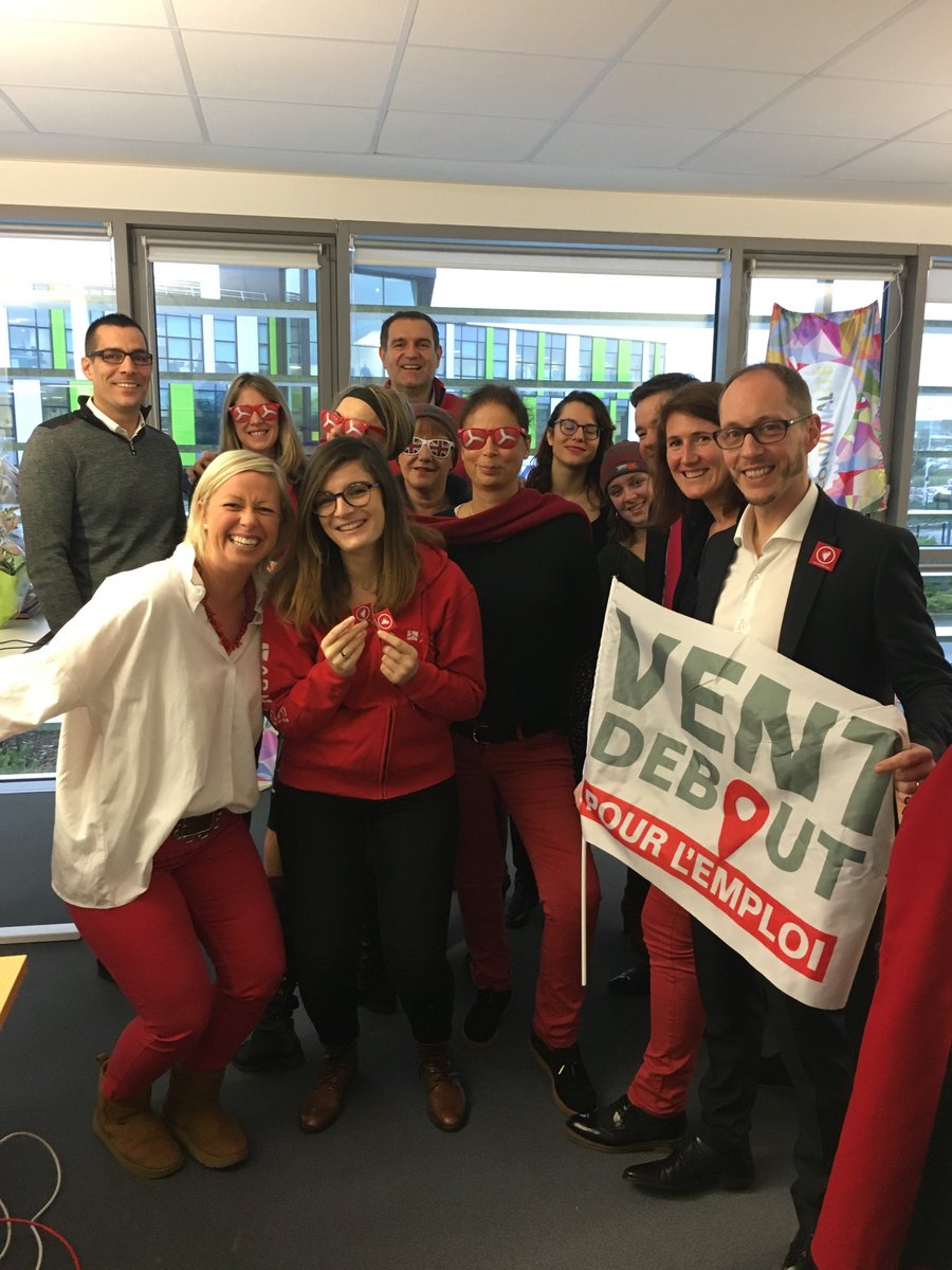 RemiDelapree's tweet photo. Rouge, la couleur de la DC au siège de Financo ce matin #vendebout @jaimearkea #autonomie https://t.co/HNygY5sOTR