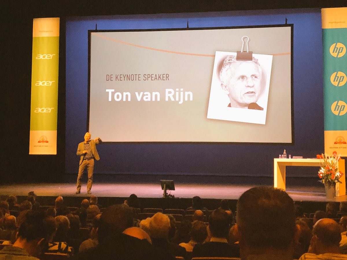 Een met onderwijsmensen gevulde theaterzaal  in het Orpheus theater  die aandachtig luisteren naar de persoonlijke verhalen van Ton van Rijn. Inspirerend en vermakelijk ter gelijk #HICTDag18