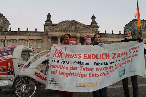 INKOTA's tweet photo. Opfer des Brandes der #KiK-Textilfabrik Ali Enterprises in #Pakistan bekommen endlich Entschädigung ausgezahlt.
https://t.co/v1bo4BreT9
#MakeKiKPay https://t.co/ffn1lEkKxn