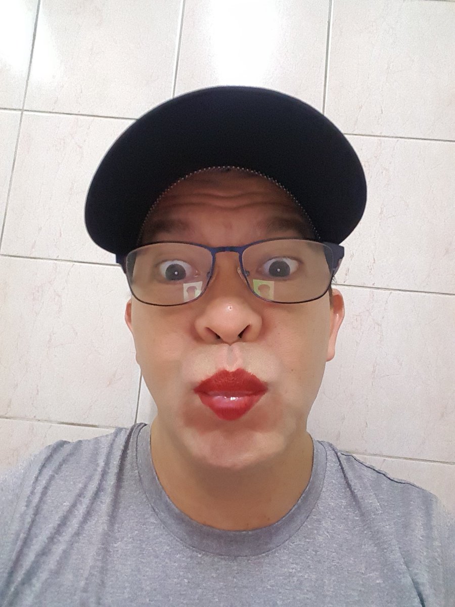 R_FAULKERSoN's tweet photo. Pa kith nga po. 😂🤣😁💄 https://t.co/NkkykiFlel