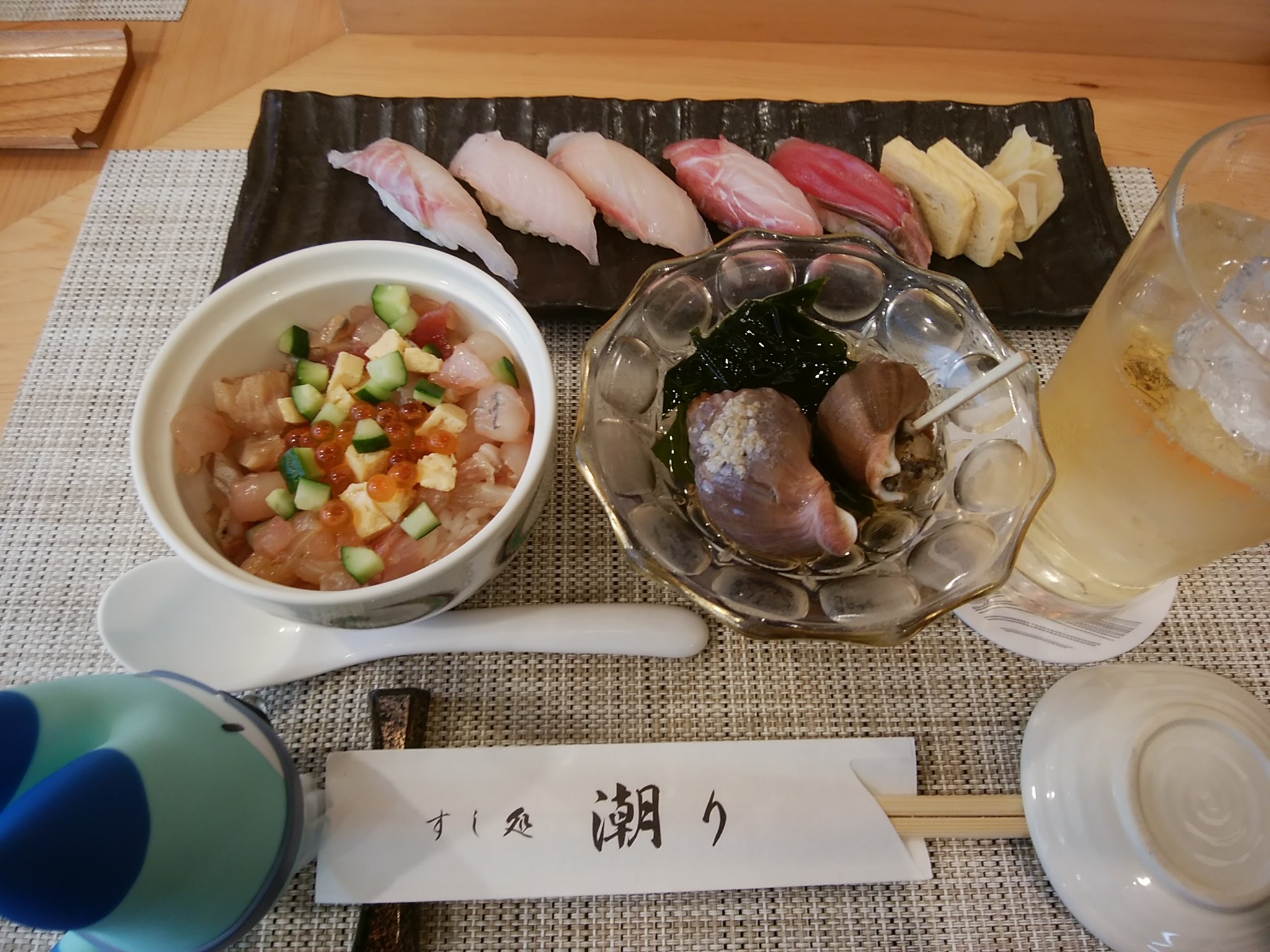 はうう 小田原 すし処 潮りにて昼食 ランチにもかかわらず板前さんの仕事 をカウンター越しに頂戴致しました お隣の自称19才のマダムお姉様と職人さんとのお話が楽しかったです 14才のｶﾞｷﾝﾁｮからお礼申し上げます まだまだ身分不相応なお店でしたが 粋