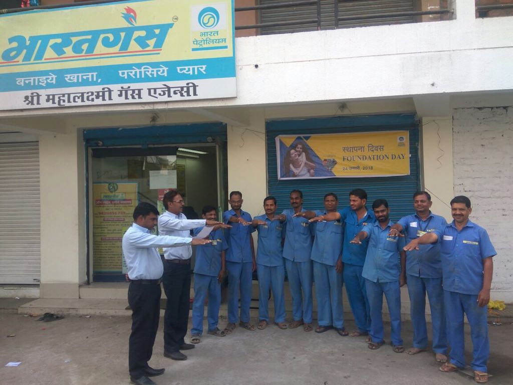 BPCLNagpur's tweet photo. M/s Shree Mahalaxmi Bharat Gas staff while proudly celebrating 42nd foundation day of BPCL at Nagpur Territory. @vijaytilak1 @NatekarRajoo @Sureshnair_BPCL @BPCLLPG @BPCLimited https://t.co/M9SmgzCxHy