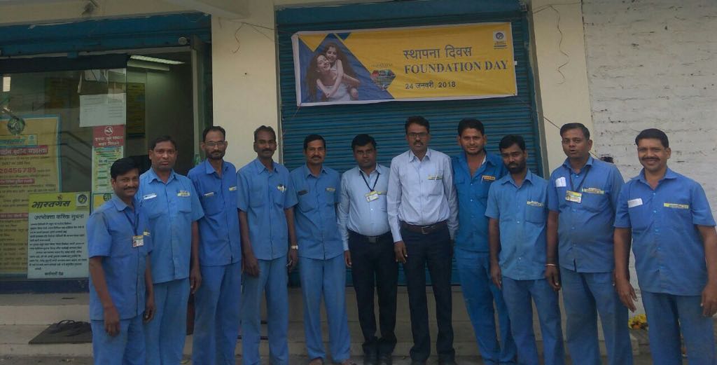 BPCLNagpur's tweet photo. M/s Shree Mahalaxmi Bharat Gas staff while proudly celebrating 42nd foundation day of BPCL at Nagpur Territory. @vijaytilak1 @NatekarRajoo @Sureshnair_BPCL @BPCLLPG @BPCLimited https://t.co/M9SmgzCxHy