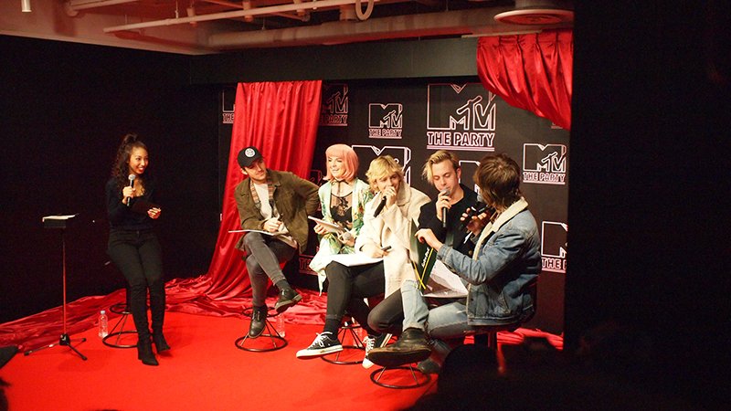MTV_JAPAN's tweet photo. 池袋PARCOで開催中の体験型エキシビション「MTV THE PARTY」にて、来日公演真っ最中のR5が『MTV 洋楽EXPRESS』公開収録に登場！サインを会場に展示中です！この模様は近日オンエア！収録レポートはコチラ>> https://t.co/PBzlr8en4p https://t.co/T3cvQ2ZLXF