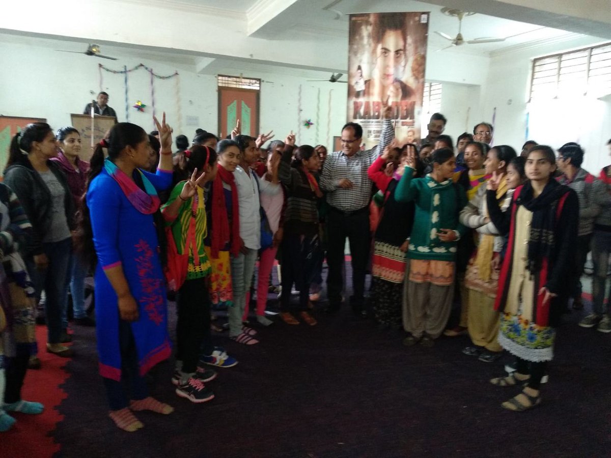 Kabaddithefilm's tweet photo. Here are the images of producer Hariom Sharma promoting #Kabaddi at Kamla P.G. College, Dholpur, #Rajasthan among the students. The response has been amazing! https://t.co/EMsoTP9zPz