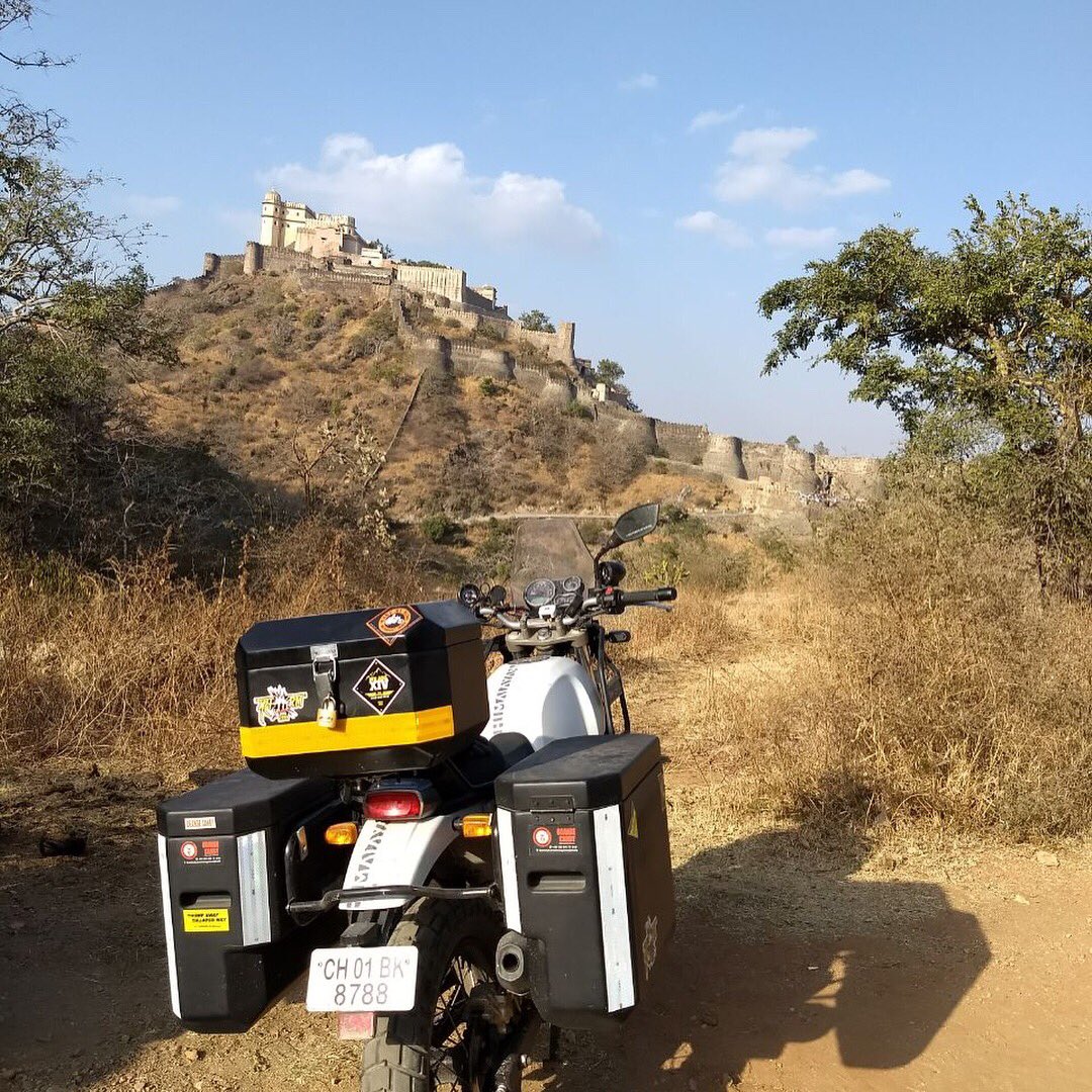 orangecandygear's tweet photo. Touchdown at the Kumbal Garh Fort yesterday evening. We were happy to catch it in such beautiful light. #motorcyclegear #orangecandypanniers #himalayan #royalenfieldindia #kumbalgarhfort #fortsofindia #travelontwowheels #maharm2018 
Riding down to the @BOBMCRiderMania https://t.co/9ifWgpPV6R