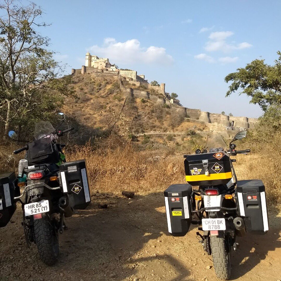 orangecandygear's tweet photo. Touchdown at the Kumbal Garh Fort yesterday evening. We were happy to catch it in such beautiful light. #motorcyclegear #orangecandypanniers #himalayan #royalenfieldindia #kumbalgarhfort #fortsofindia #travelontwowheels #maharm2018 
Riding down to the @BOBMCRiderMania https://t.co/9ifWgpPV6R