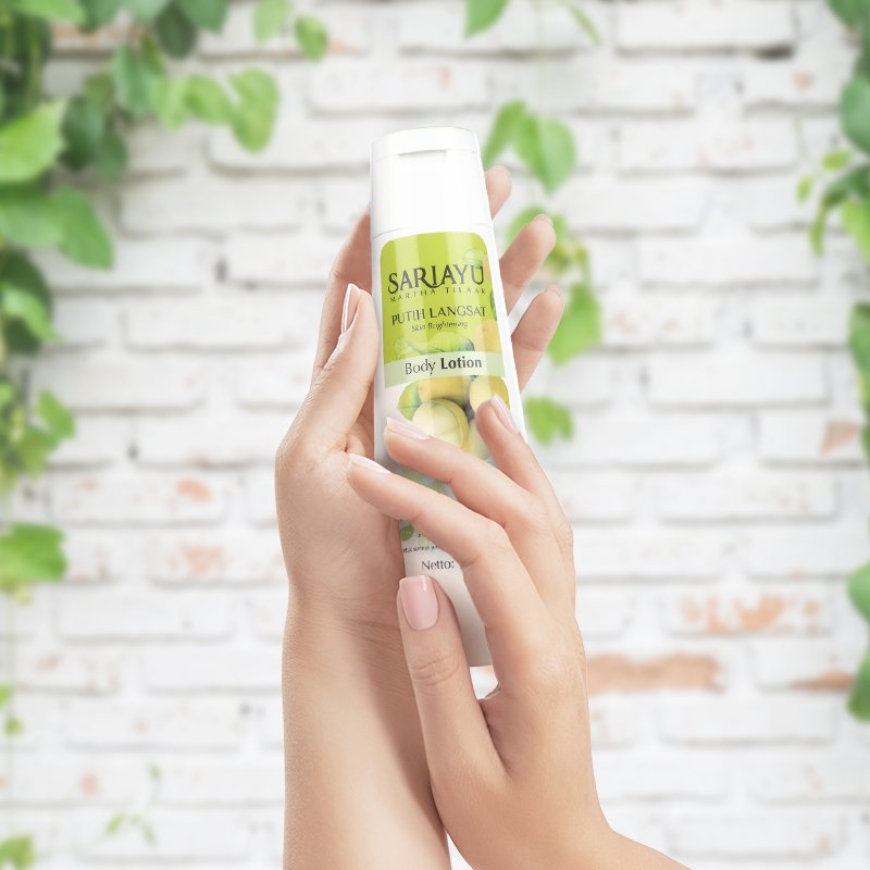 Sariayu_MT's tweet photo. Sebelum beraktivitas, kamu wajib banget memberikan perlindungan bagi kulit tubuh dengan pakai Sariayu #PutihLangsat Body Lotion yang mengandung bahan alami, aman untuk berbagai jenis kulit. https://t.co/VipskAWpEB