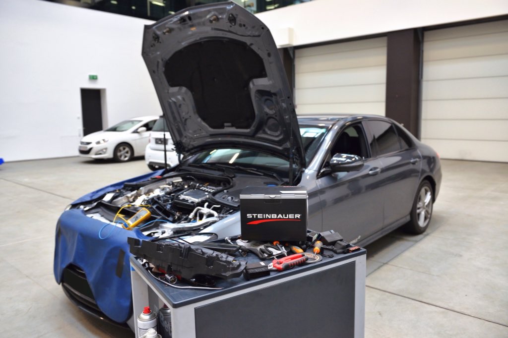 steinbauer_cc's tweet photo. #PowerModule install on a #Mercedes #mercedese220cdi 👉233 PS 👈 under the hood with #STEINBAUER https://t.co/Iuu1M2rQzl