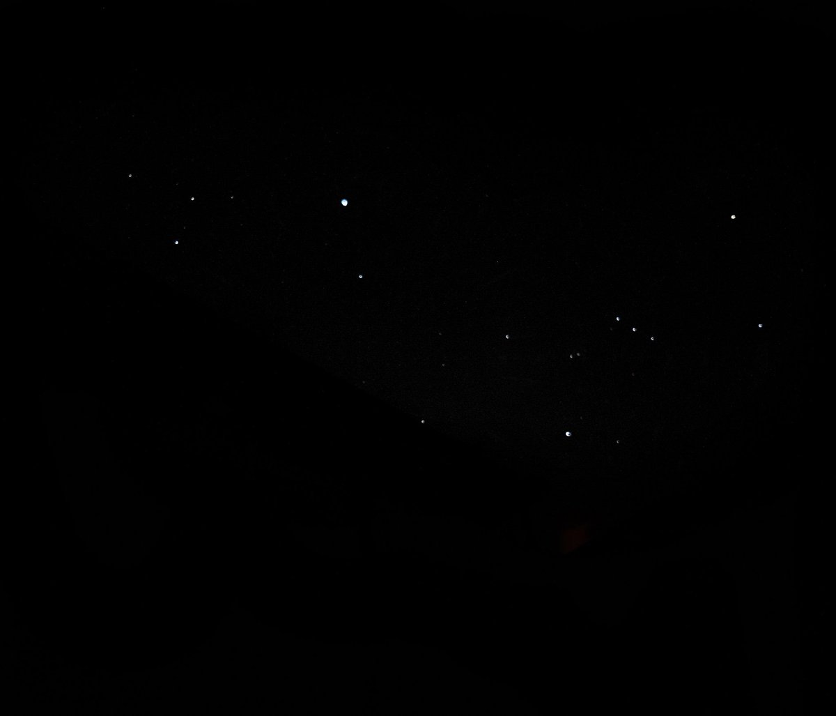 Pipearaujov's tweet photo. Hermosa madrugada estrellada, con la constelación de Orión como eterno guardián de la ciudad de Quito. Fotografía: @Pipearaujov #EcuadorNow #StillStrong @VisitaQuito @Avianca_ec @SFQuito @EcuadorAhora https://t.co/Gno608P5EG