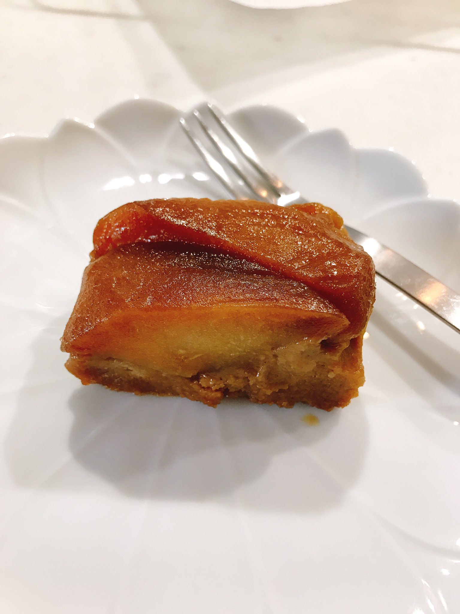 Shou キャラメルりんごケーキ が煮りんごケーキ のようになってますが それはそれで 美味しい ジャムクッキー 大豆粉を黒豆きな粉で代用 色黒な仕上がりですが ラズベリージャムの酸味と絶妙にマッチしてすごく美味しい へたおやつ 白崎茶会