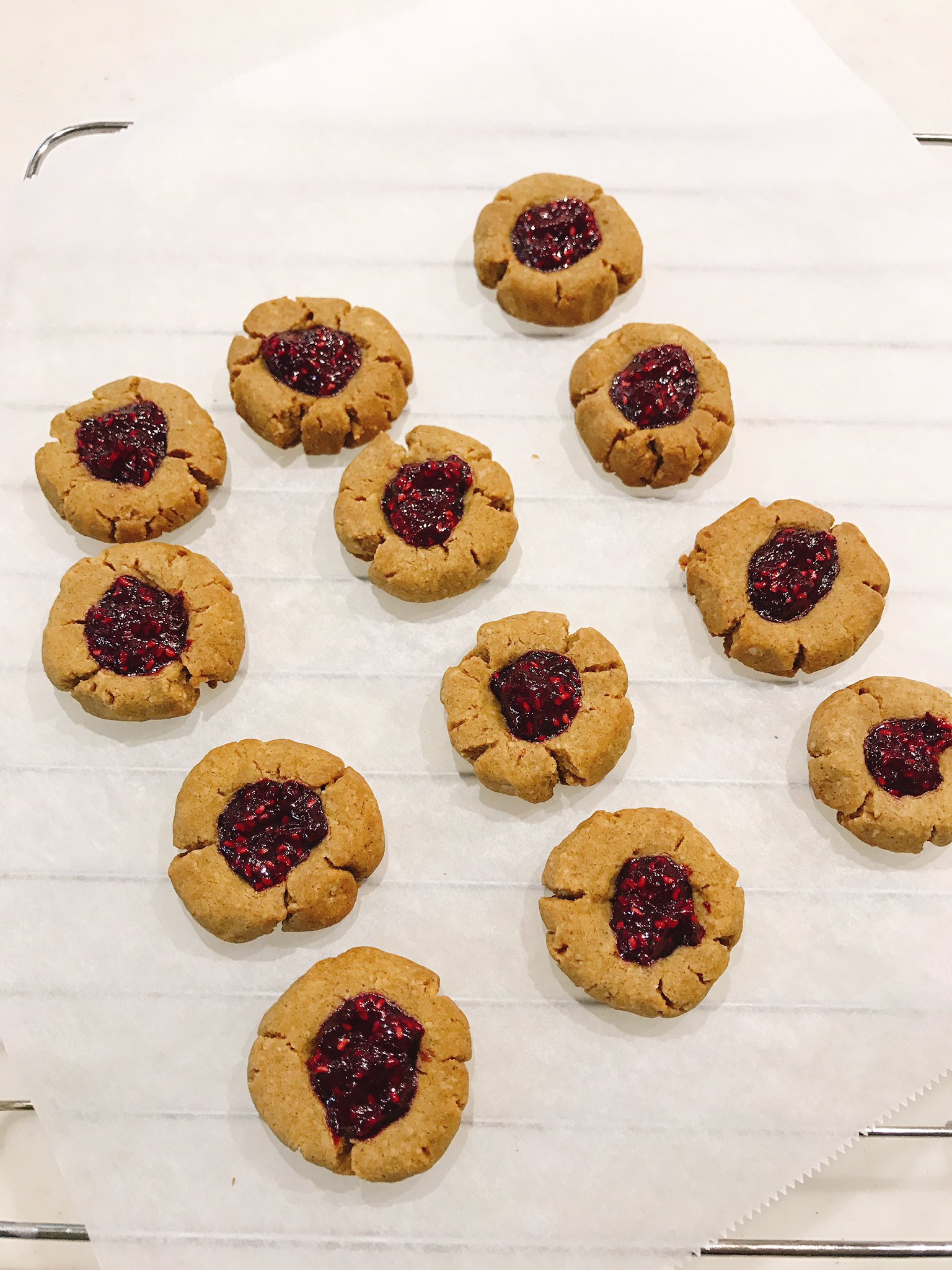 Shou キャラメルりんごケーキ が煮りんごケーキ のようになってますが それはそれで 美味しい ジャムクッキー 大豆粉を黒豆きな粉で代用 色黒な仕上がりですが ラズベリージャムの酸味と絶妙にマッチしてすごく美味しい へたおやつ 白崎茶会