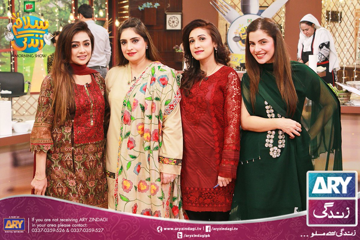 aryzindagipk's tweet photo. Check out these gorgeous pictures of our gudges panel #ChefSumaira, #ChefFarah and #ChefWarda and celebrity #KiranKhan You'll not be able to look away!π
#SalamZindagi #ARYZindagi @faysalquraishi #ZaiqaydarRishtay #BestMorningShow #CookingComeptition2018 https://t.co/Ky9SjoGSbm