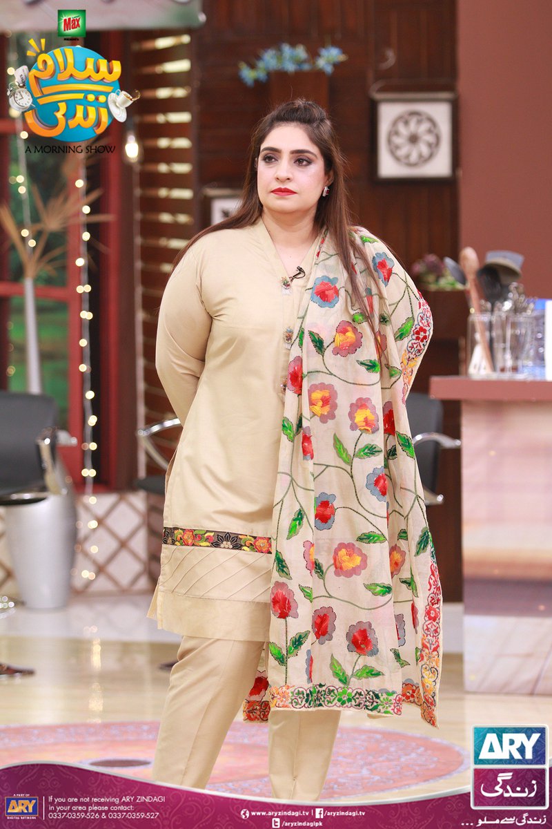 aryzindagipk's tweet photo. Check out these gorgeous pictures of our gudges panel #ChefSumaira, #ChefFarah and #ChefWarda and celebrity #KiranKhan You'll not be able to look away!π
#SalamZindagi #ARYZindagi @faysalquraishi #ZaiqaydarRishtay #BestMorningShow #CookingComeptition2018 https://t.co/Ky9SjoGSbm