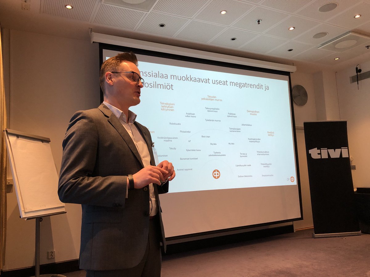 Sakari Olli avaa OP:n kokonaisarkkitehtuurin ja tiedon roolia kansainvälisessä kilpailussa #sisällönhallinta