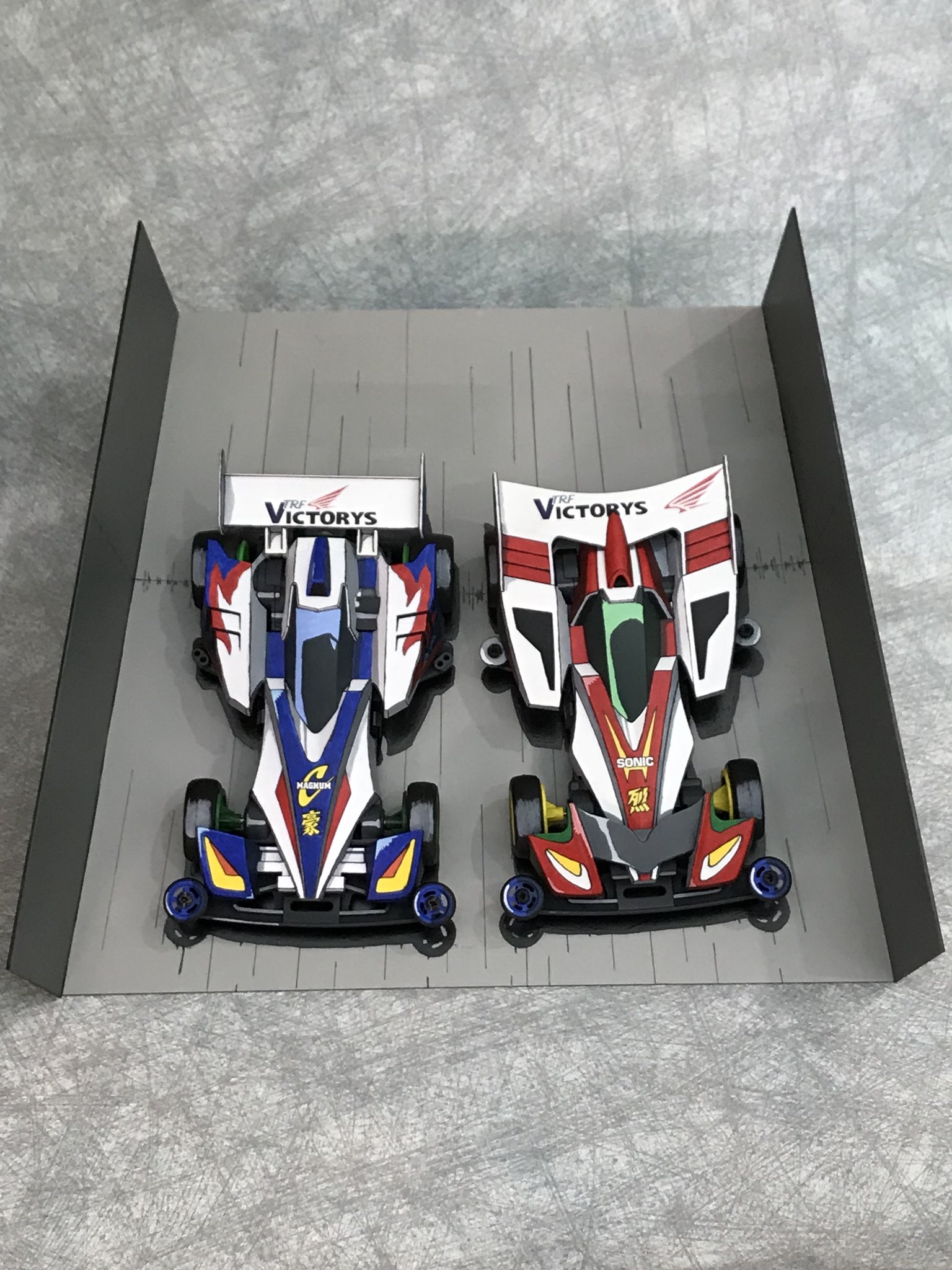 タミヤ ミニ四駆 サイクロンマグナムとハリケーンソニック 30周年記念」サイクロンマグナムとハリケーンソニックを並べてみ