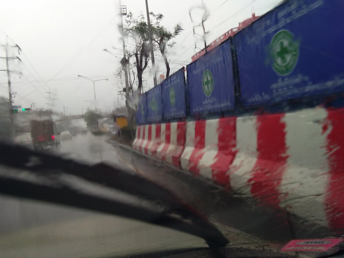 dr_charoen's tweet photo. @js100radio 14.15 น. รามอินทรามีฝนตก ที่ปัดน้ำฝนเบอร์ 2 ขับรถโปรดใช้ความระมัดระวัง https://t.co/qpVCu2Rsnq