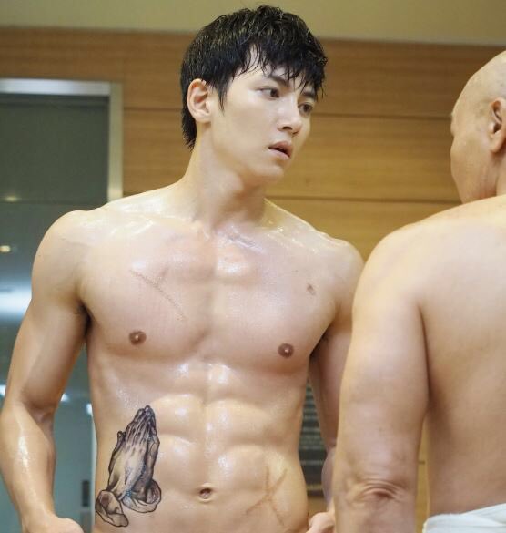 btob_kor_'s tweet photo. 筋肉があることはもうすごくいいんだけどさらに血管も見えるとこがかっこよい。こんな筋肉あってルックスあって身長高かったら他に何もいらんわな~😭🙋
#ソンジュンギ 
#チチャンウク 
#ナムジュヒョク 
#コンユ 
#筋肉 https://t.co/gcV86U43I0