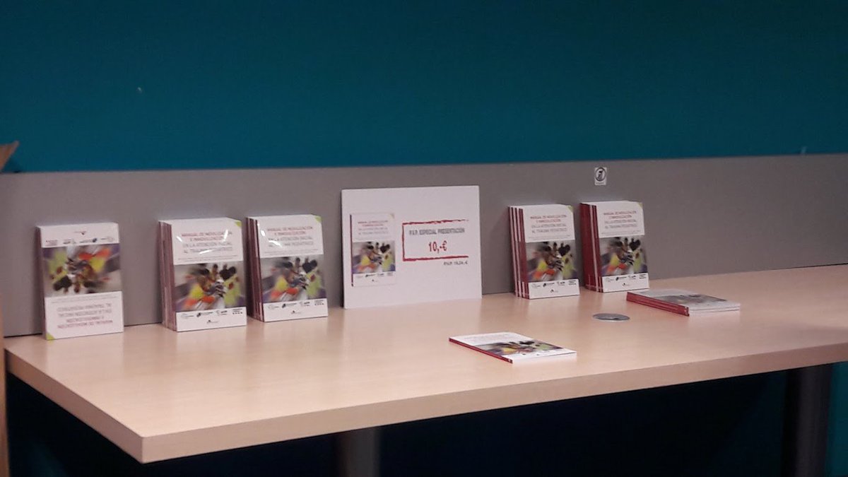 COIBarcelona's tweet photo. Ahir a la #bibliotecaCOIB presentàvem el #llibre 'Manual de movilización e inmovilización en la atención inicial al trauma pediátrico' 📖 https://t.co/SPk3EJZvMV