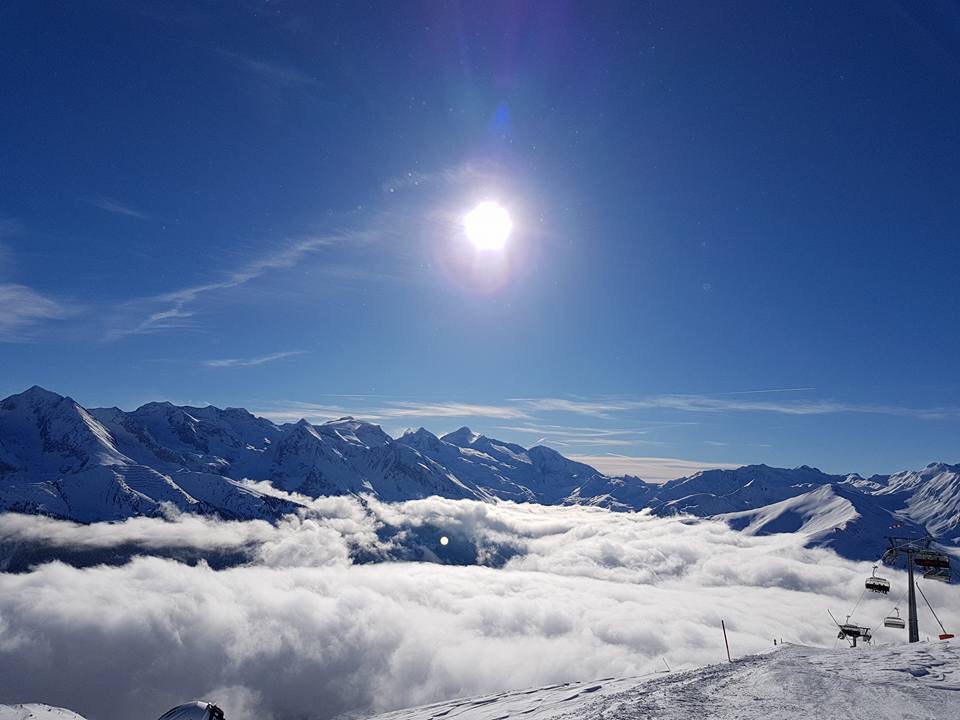 Mayrhofen_ski's tweet photo. Avalanche warning is at 4 today, so to go off-piste is not recommended unless with a guide or instructor. Head over to Rastkogel and ski runs 60, 61 for epic views like this and don’t forget to tweet us your best pictures 😎 #viewsfordays https://t.co/rhVwRMcJ10