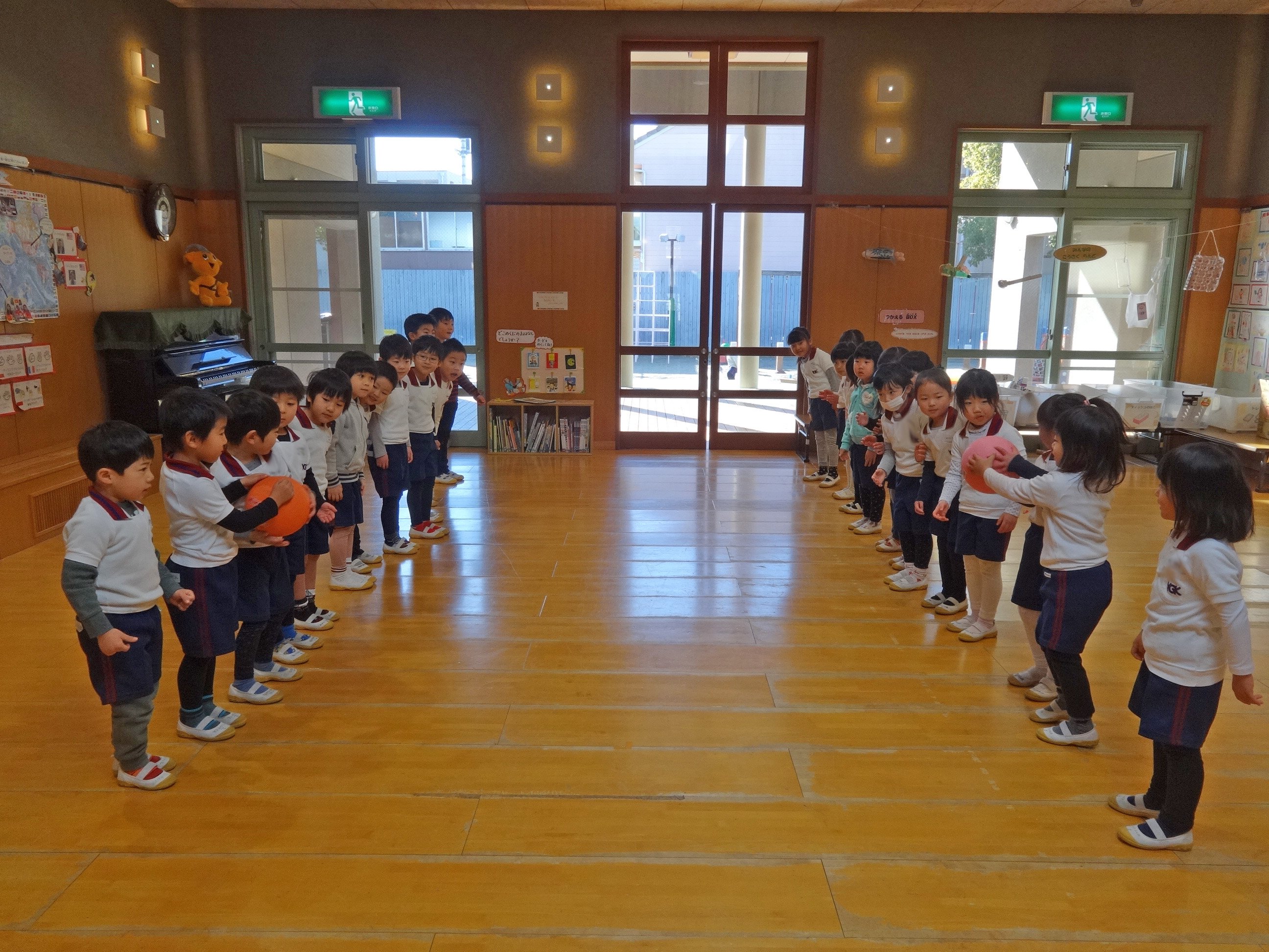 山梨学院幼稚園 公式 スポーツデー ボールを使った運動遊びをした黄組 年中 さん 二人一組になってボール のやりとりをしたり チーム対抗でボール送りゲームをしたりしました T Co Jyzeuwpcz1 T Co Z03yghgwp0 Twitter