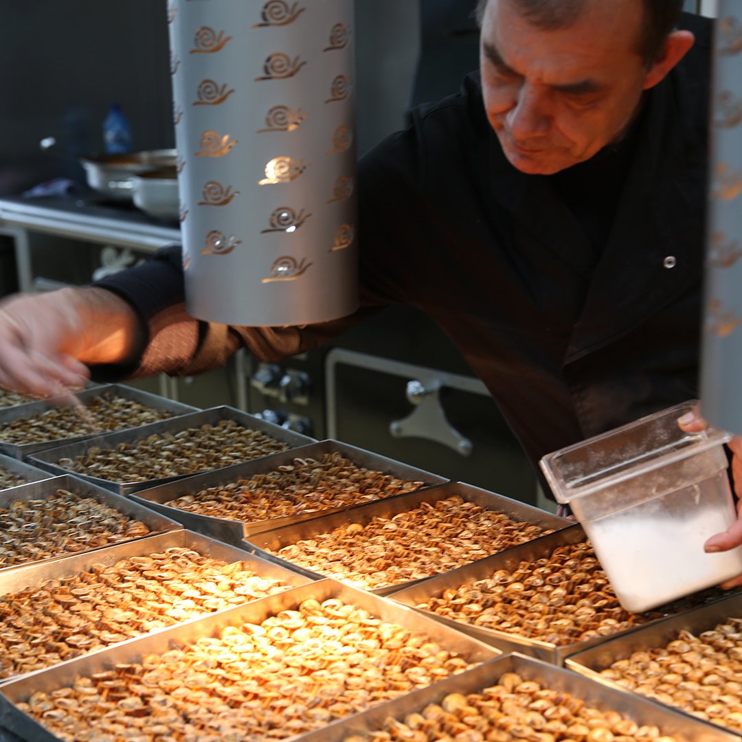 Topgirona's tweet photo. Can Barris, és un restaurant de cuina catalana especialitzat en l'elaboració de cargols a la llauna. Més informació del reportatge a https://t.co/pRkCY10ZvO

#canbarris #campllong #girona #restaurant #cargols #guisats #cuinacatalana #costabrava #eat #food #cooking https://t.co/k081IWAusF