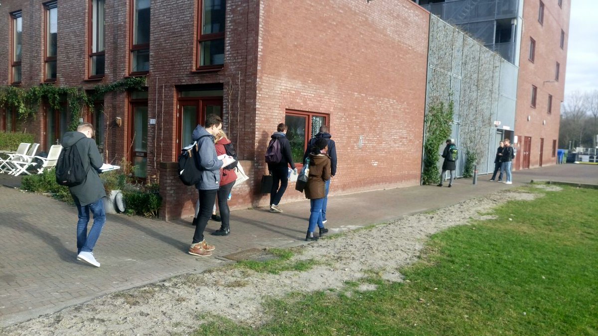 Excursie naar de mullerpier om na al het oefenen binnen, nu buiten de ruimte te verbeelden op papier.