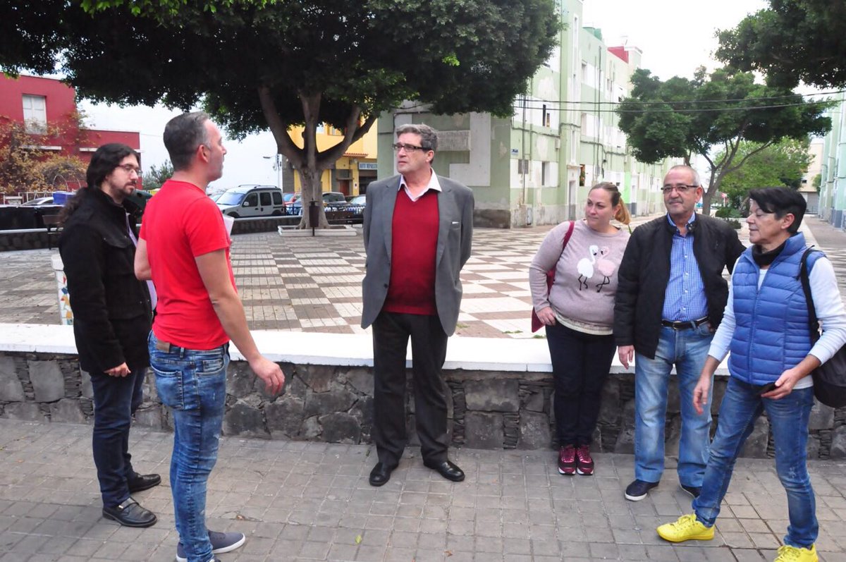 Hoy hemos visitado el barrio popular del Lomo Apolinario, donde junto a los vecinos y vecinas de la AA.VV. Guhasa visitamos las diferentes zonas del barrio y analizamos y tomamos nota de las problemáticas del mismo.