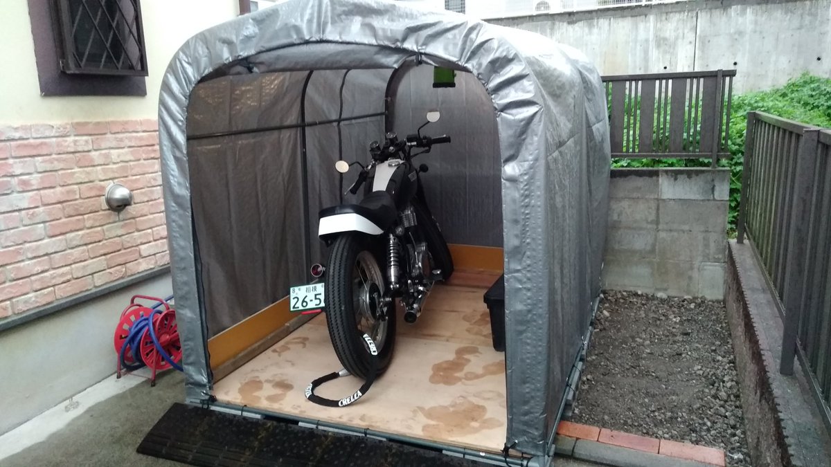 Masaki 板の下に土台となるブロックを敷いてあって それにハウス を括ってあるんで飛んでいくことはないですね ただ強化型のビニールハウスみたいな感じなので 雪の日は早めに雪かきしてあげたりはしてます 作り方が詳しく書いてある方のurlを張っておき