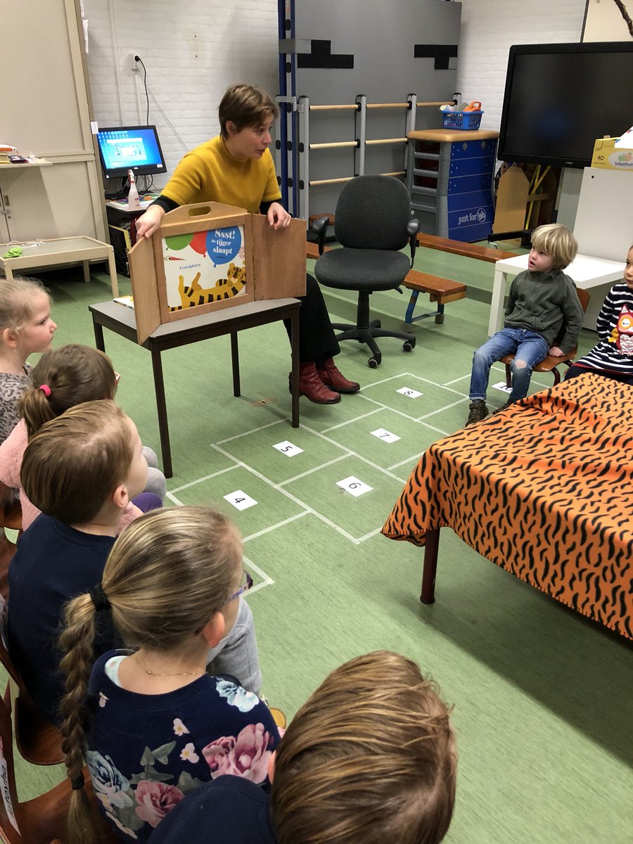 Obsdevoorzaan's tweet image. Lekker luisteren en kijken naar Sss! De tijger slaapt. Mooie start van de Nationale Voorleesdagen. #obsdevoorzaan #ZaanPrimair #NationaleVoorleesdagen