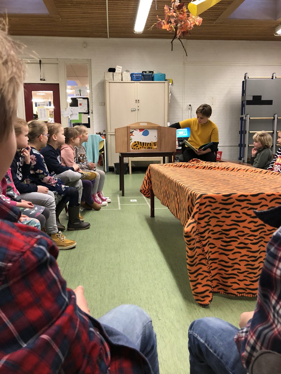 Obsdevoorzaan's tweet image. Lekker luisteren en kijken naar Sss! De tijger slaapt. Mooie start van de Nationale Voorleesdagen. #obsdevoorzaan #ZaanPrimair #NationaleVoorleesdagen